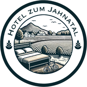 Das Logo ist Rund und enthält den Schriftzug Hotel zum Jahnatal. Stilisiert ist ein Bett, ein Fahrrad, Felder und der Collmberg zu sehen. Auch finden sich ein paar Häuser und Bäume im Hintergrund.